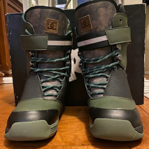 Snowboarding Boots - Picture 8 of 9